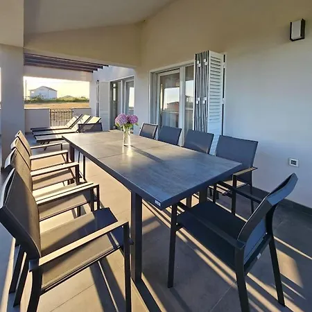 Gidas Retreat - Family With Gym, Hot Tub, Bbq *