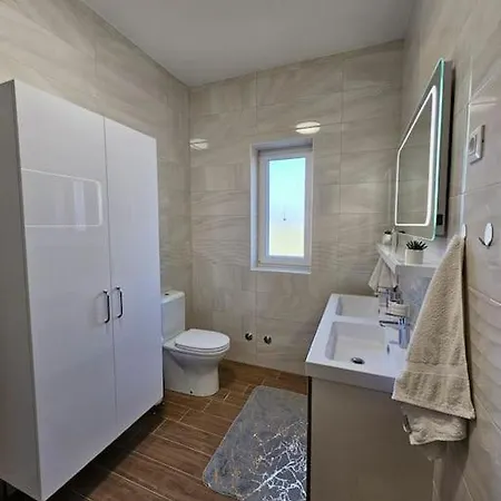Gidas Retreat - Family Stay With Gym, Hot Tub, Bbq