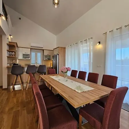Gidas Retreat - Family Stay With Gym, Hot Tub, Bbq *