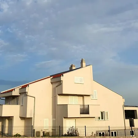 Gidas Retreat - Family Stay With Gym, Hot Tub, Bbq *