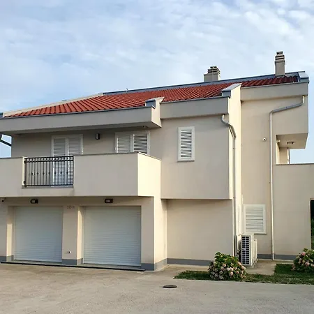 Gidas - Hot Tub, Gym, Playground Holiday home *